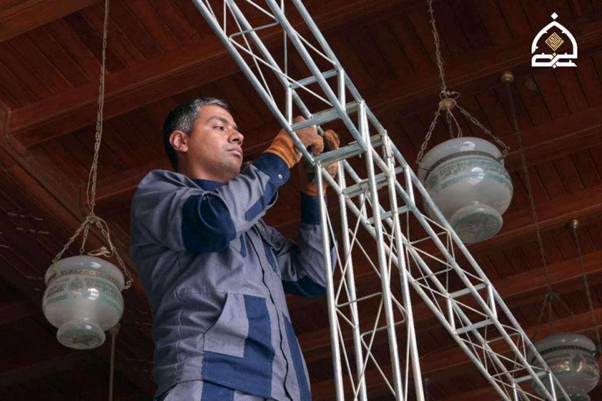 آماده سازی مسجدکوفه برای برگزاری مراسم اعتکاف رمضانی