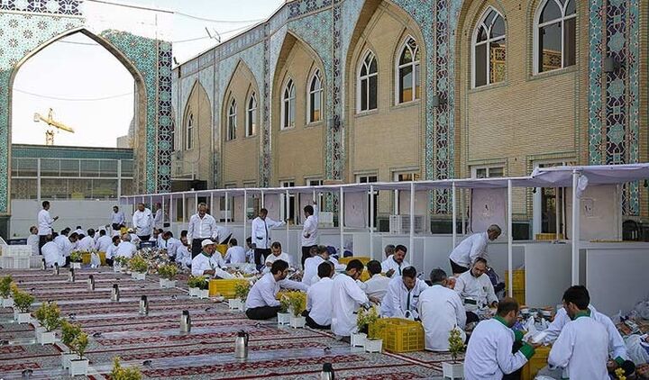پیشینه افطاری در مهمانسرای رضوی/ اینجا سفره با طعم عشق گسترده است