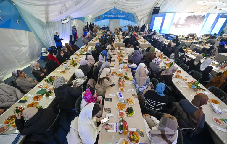 رمضان در روسیه؛ مسلمانان با آداب و رسوم مختلف بر گرد سفره افطاری یکپارچه