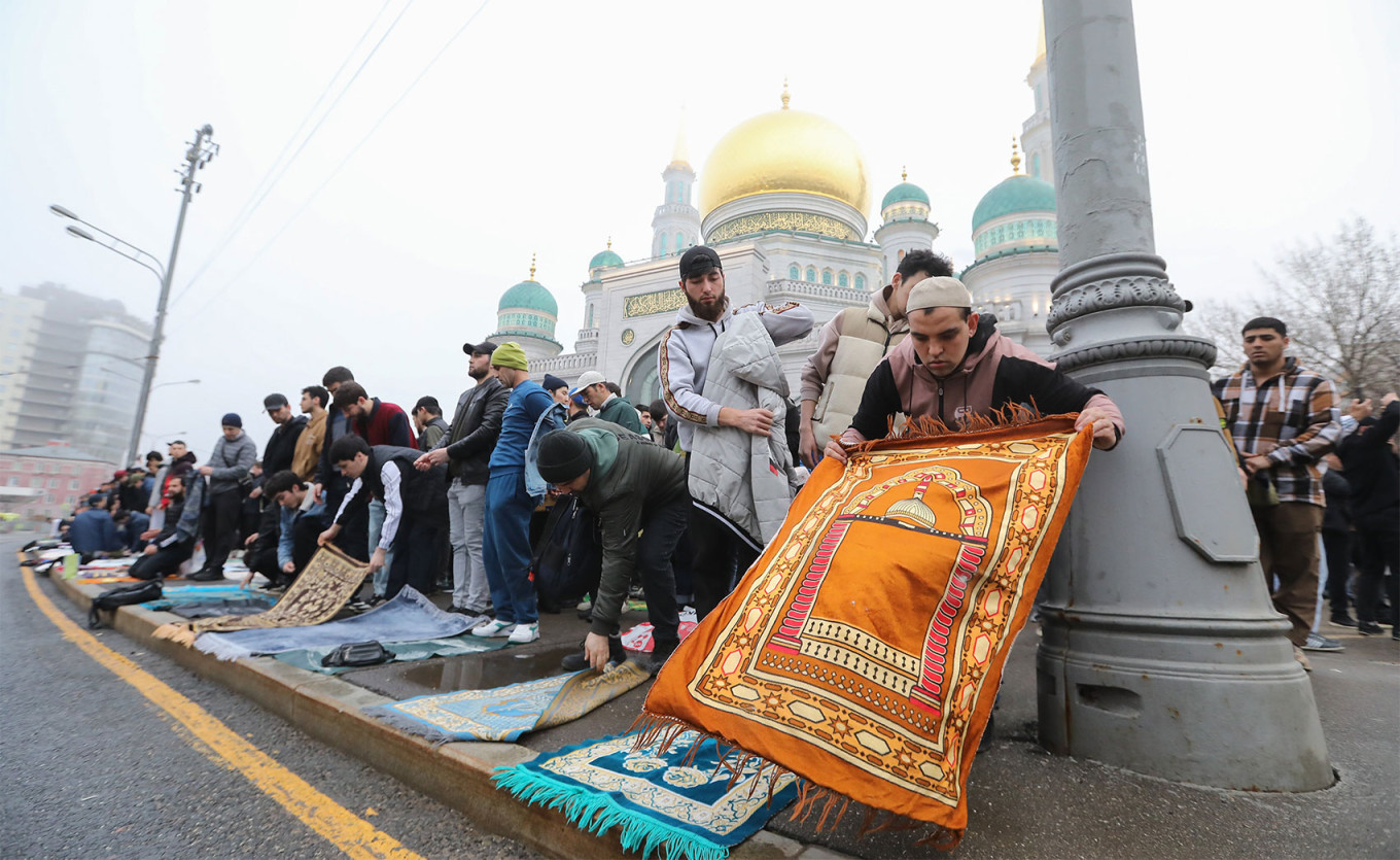 رمضان در روسیه؛ مسلمانان با آداب و رسوم مختلف بر گرد سفره افطاری یکپارچه