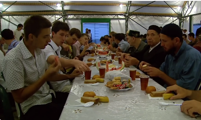 رمضان در روسیه؛ مسلمانان با آداب و رسوم مختلف بر گرد سفره افطاری یکپارچه