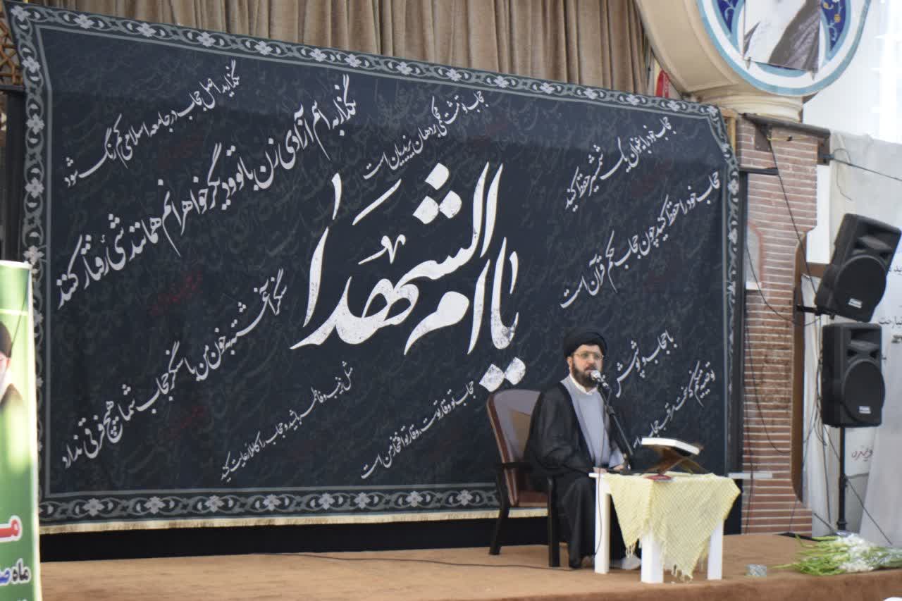 شهدا هدایتگران و چراغ راه بشر هستند