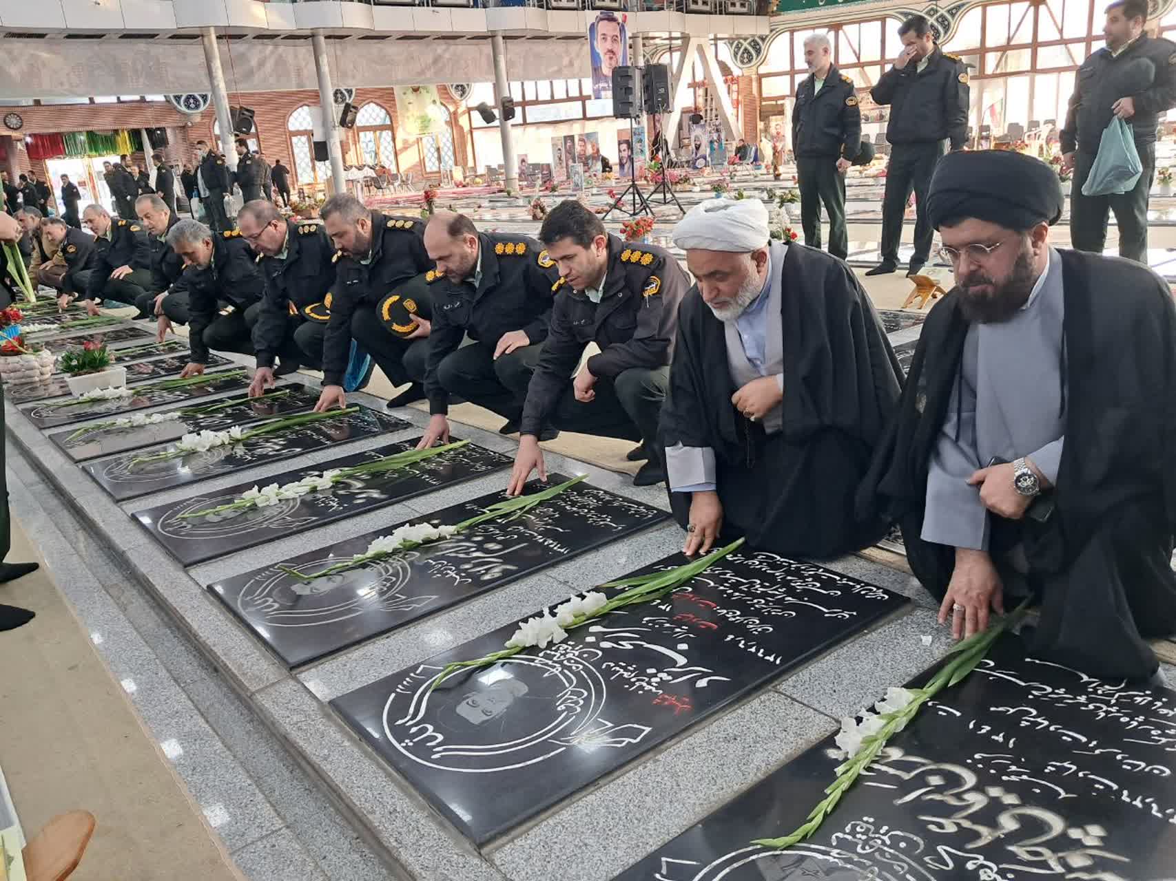 شهدا هدایتگران و چراغ راه بشر هستند