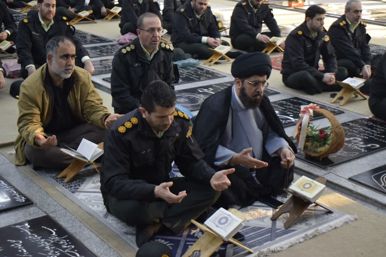 شهدا هدایتگران و چراغ راه بشر هستند