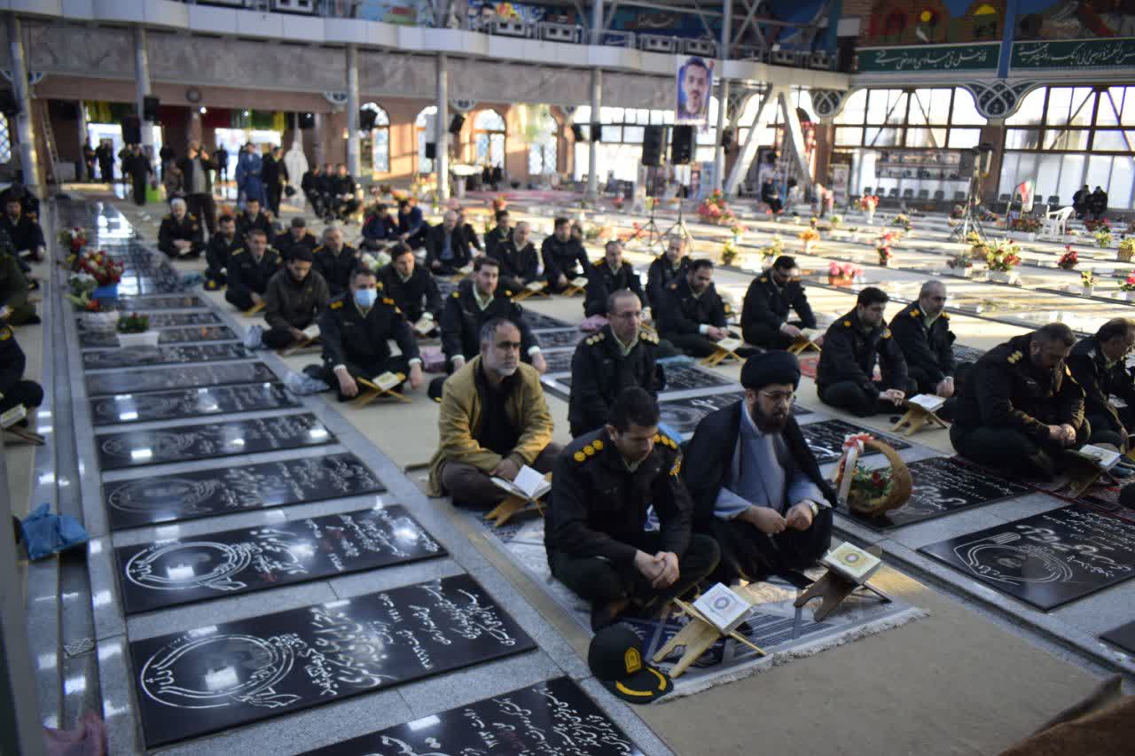 شهدا هدایتگران و چراغ راه بشر هستند