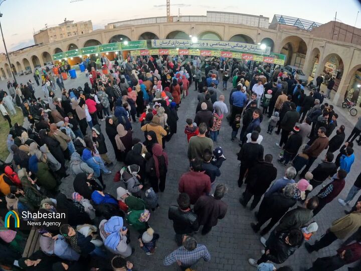 «سفره کریمانه» و توزیع افطاری در میدان تاریخی ارگ کرمان