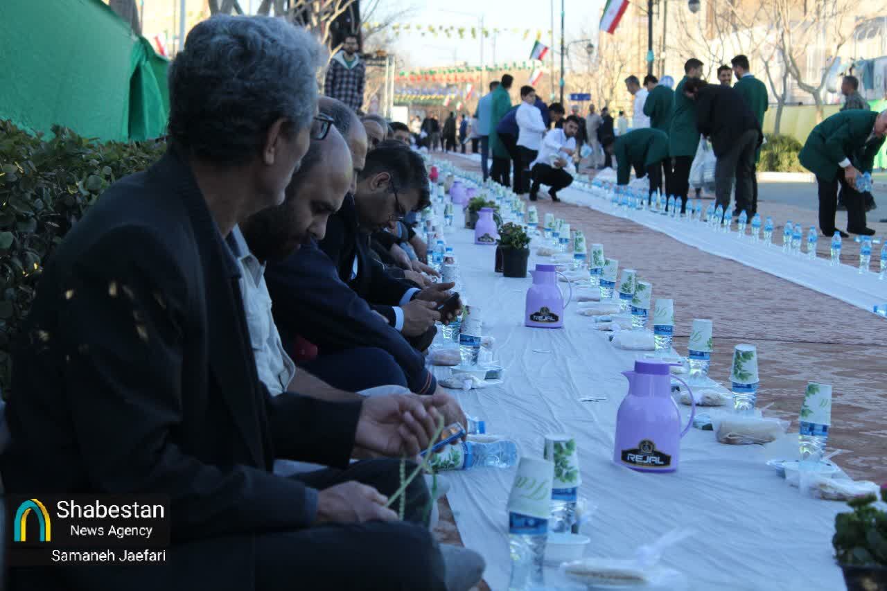 اطعام ۸۰ هزار روزهدار در بزرگترین سفره افطاری جهان اسلام در مشهد