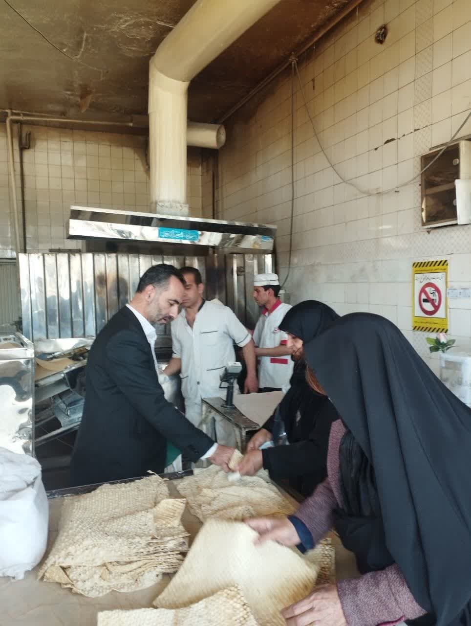 پخت ده هزار نان صلواتی با همکاری کانون امام حسین مسجد سیدالشهداء (ع) در سنقر