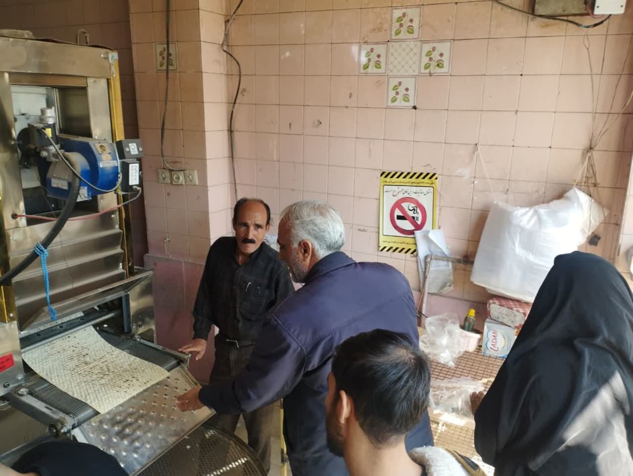 پخت ده هزار نان صلواتی با همکاری کانون امام حسین مسجد سیدالشهداء (ع) در سنقر