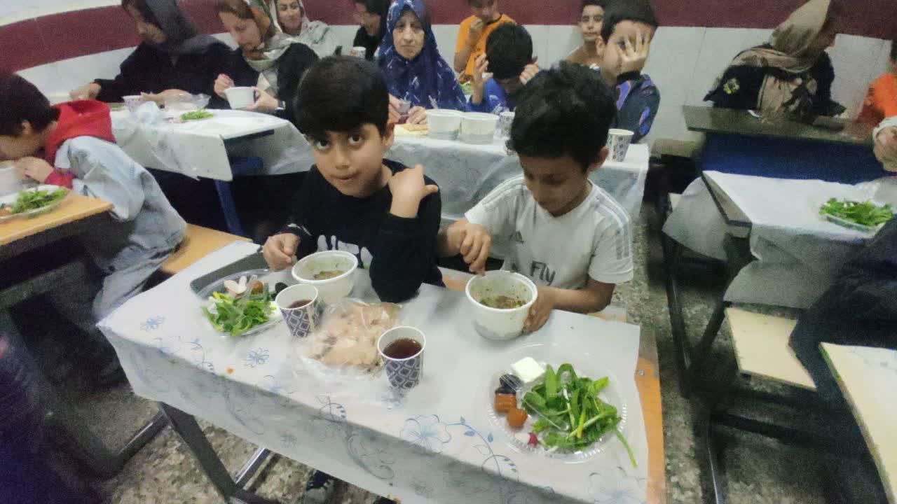 افطاری ساده مهمان شهید پرسه و مادرش