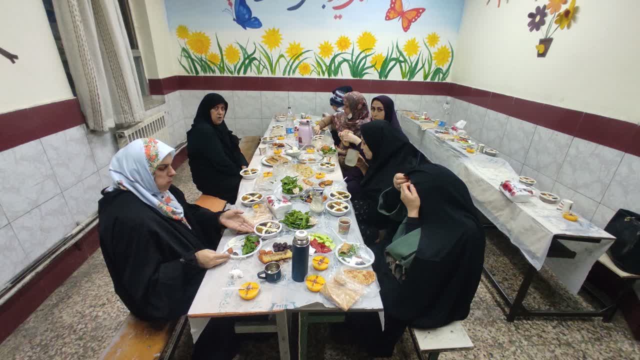 افطاری ساده مهمان شهید پرسه و مادرش