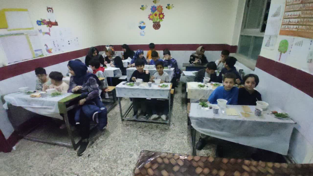 افطاری ساده مهمان شهید پرسه و مادرش