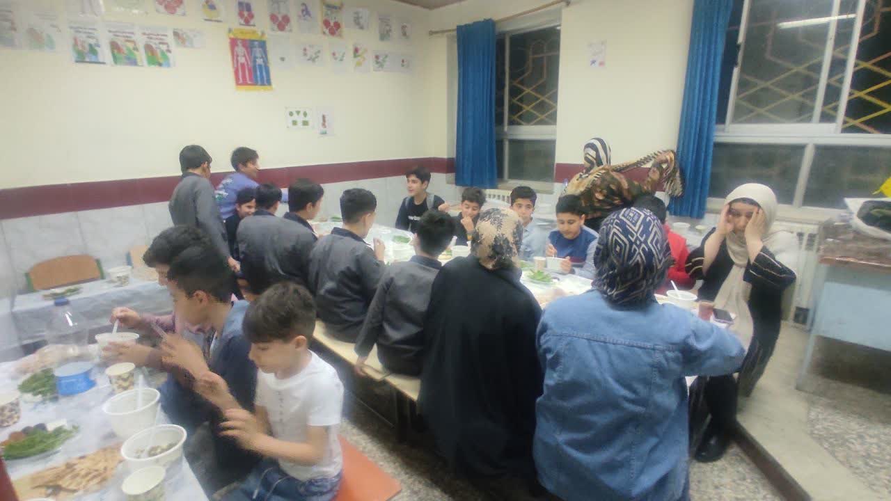 افطاری ساده مهمان شهید پرسه و مادرش