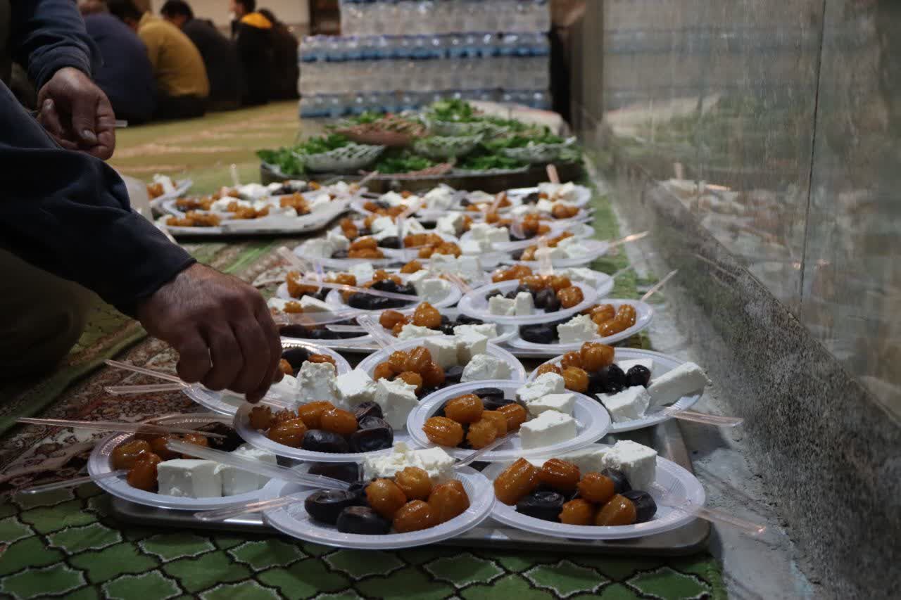 ضیافت نور و معنویت؛ برگزاری محفل انس با قرآن و افطاری در سنندج