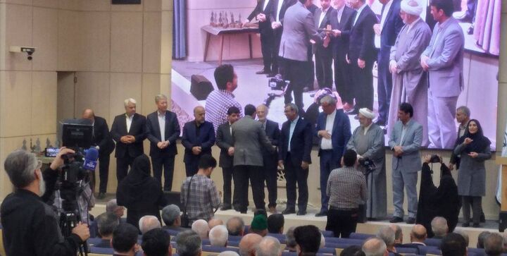 خیران پیش‌قراولان خدمت به مردم هستند