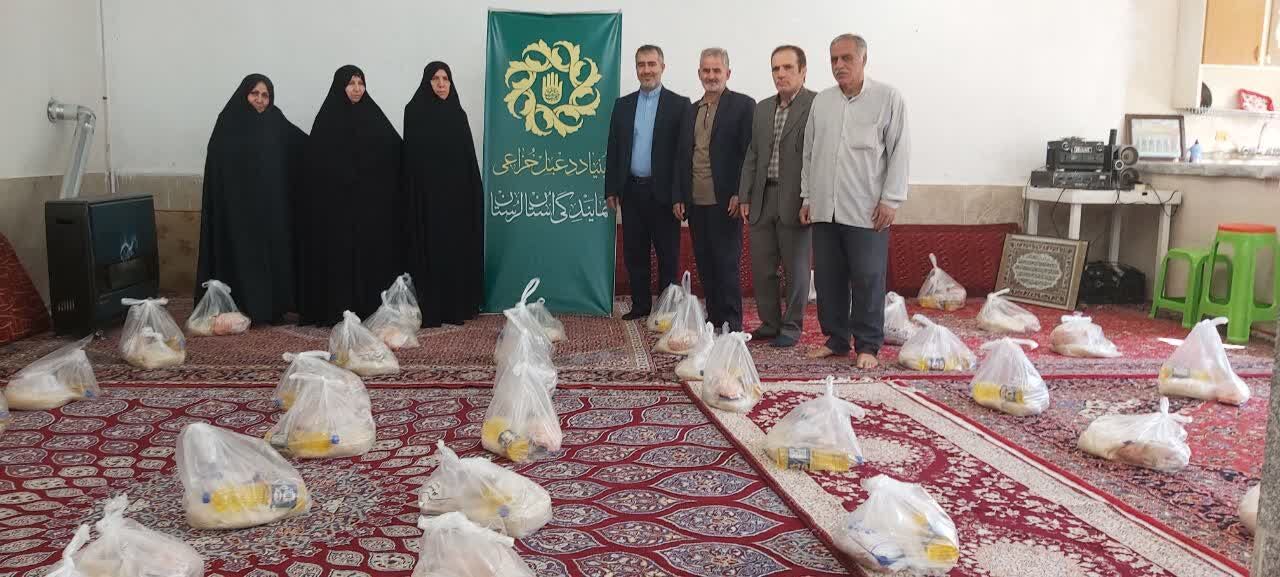 بیش از ۱۰۰ بسته کمک معیشتی در بین خانوادههای نیازمند توزیع شد