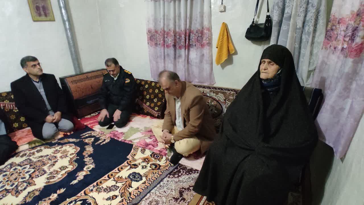 دیدار نوروزی جمعی از مسئولان شهرستان آستانه اشرفیه با خانواده شهدا