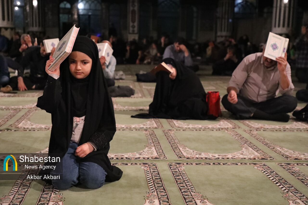 قرآن بر سر، اشک بر گونه؛ آسمان دیشب به زمین نزدیکتر شد