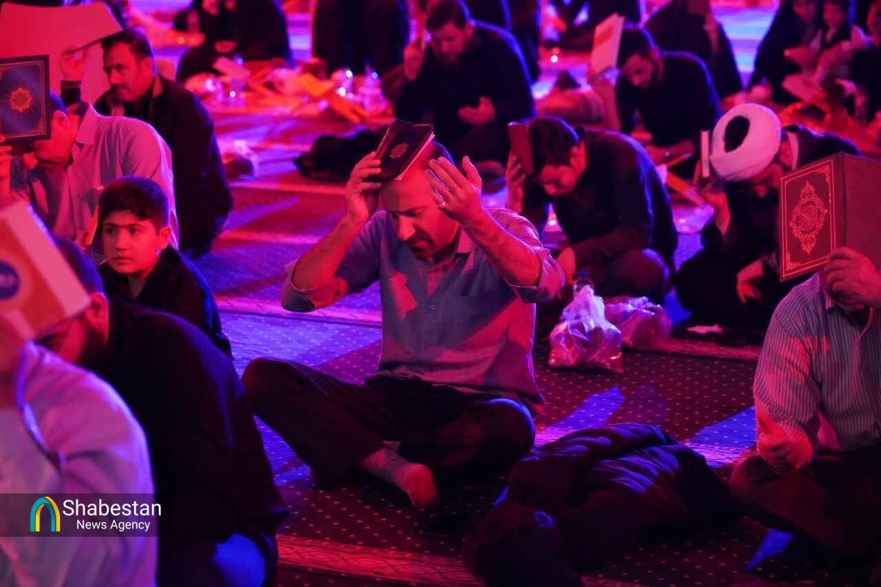 قرآن بر سر، اشک بر گونه؛ آسمان دیشب به زمین نزدیکتر شد