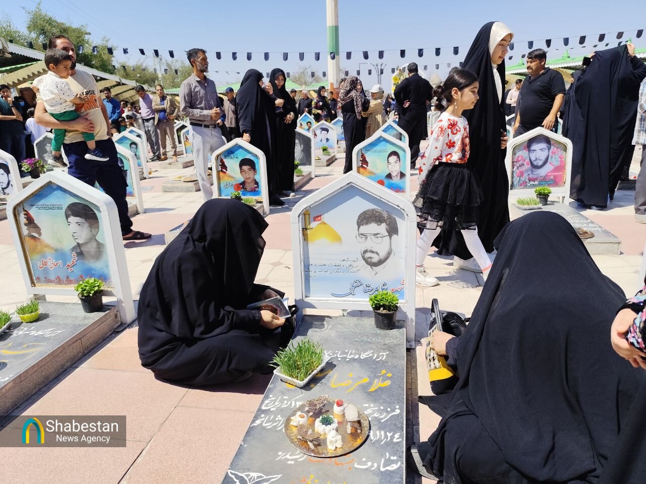 مردم جیرفت در جوار شهدا سال کهنه را نو کردند