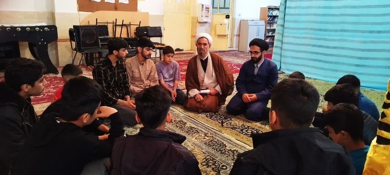 نوجوانان و جوانان ارتباط خود را با مسجد حفظ کنند