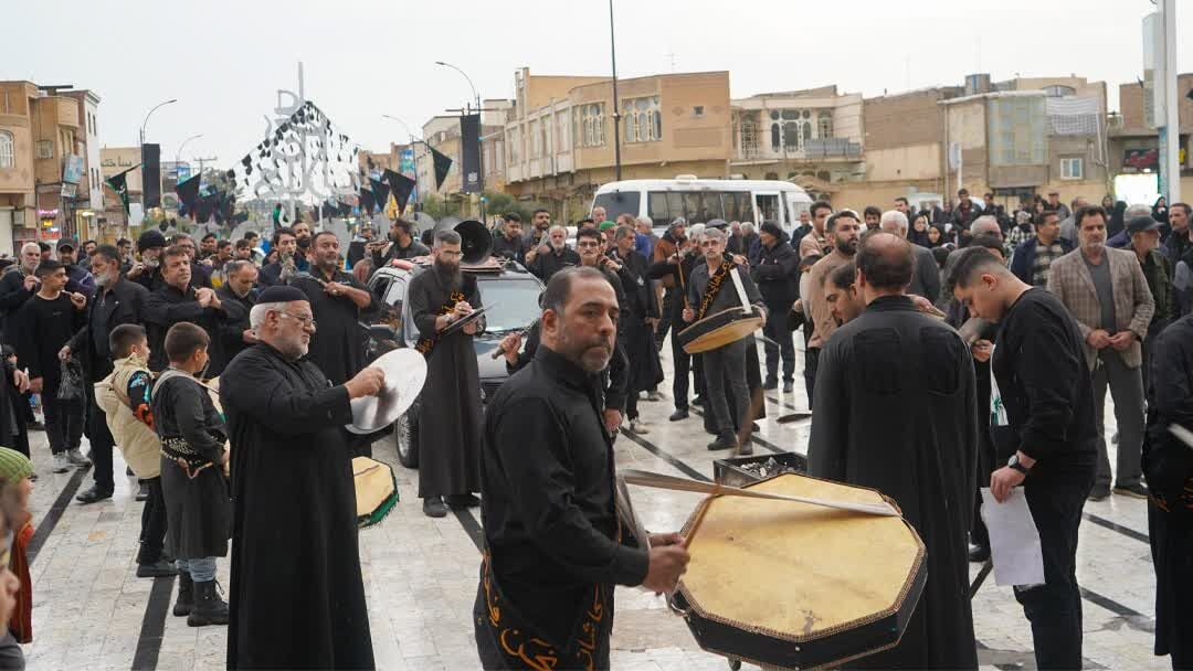 از کوچه پس کوچههای کاشان تا حریم فرزند علی(ع)؛ گامهایی به عشق پدر یتیمان