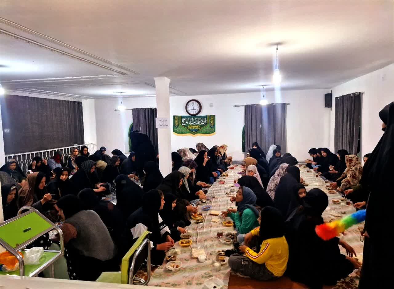 آئین ضیافت افطار ساده در مسجد صاحبالزمان (عج) روستای وینسار