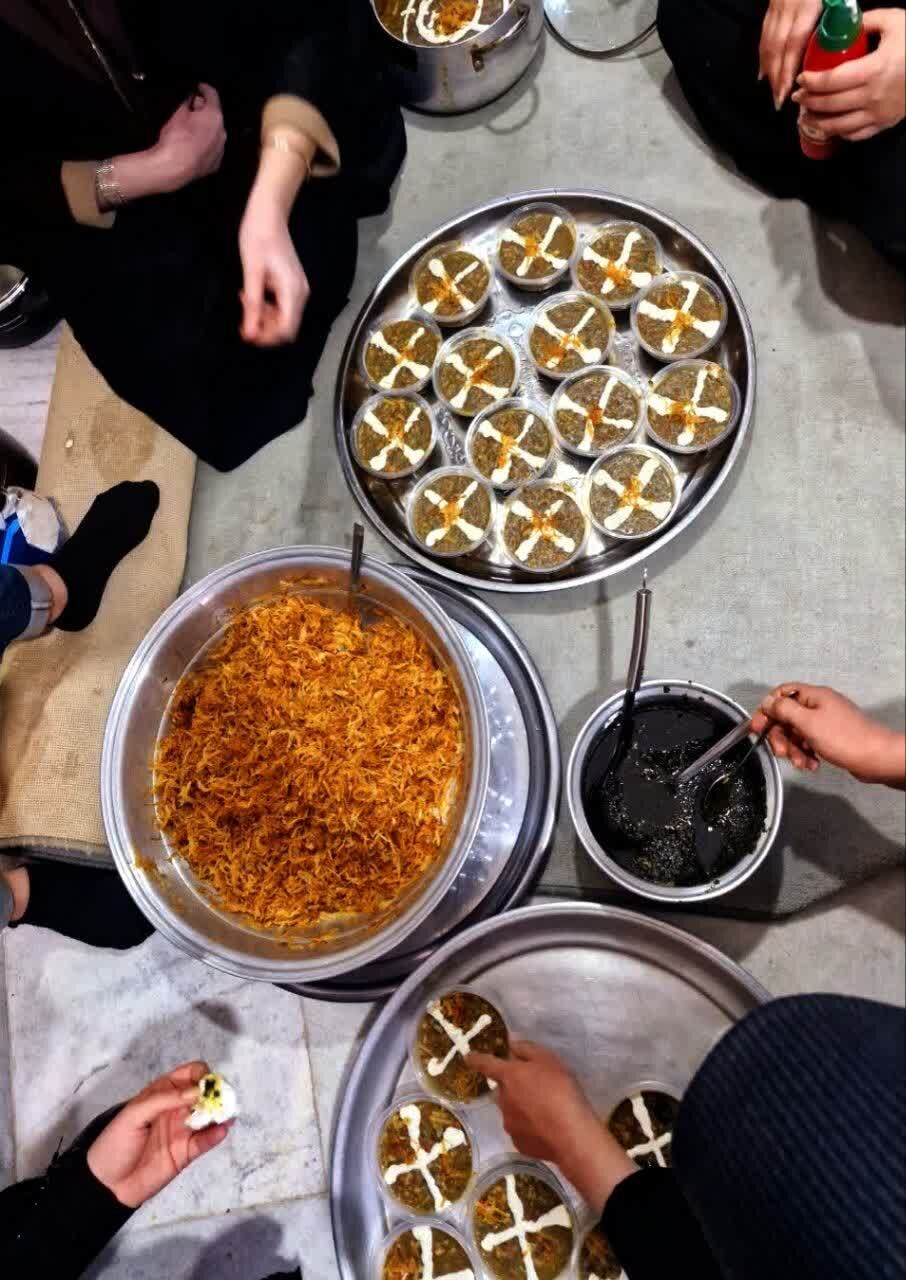 آئین ضیافت افطار ساده در مسجد صاحبالزمان (عج) روستای وینسار