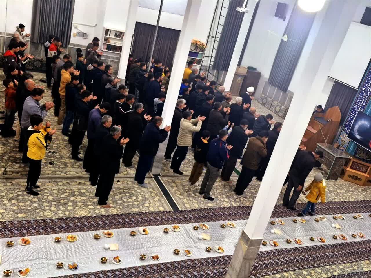 آئین ضیافت افطار ساده در مسجد صاحبالزمان (عج) روستای وینسار