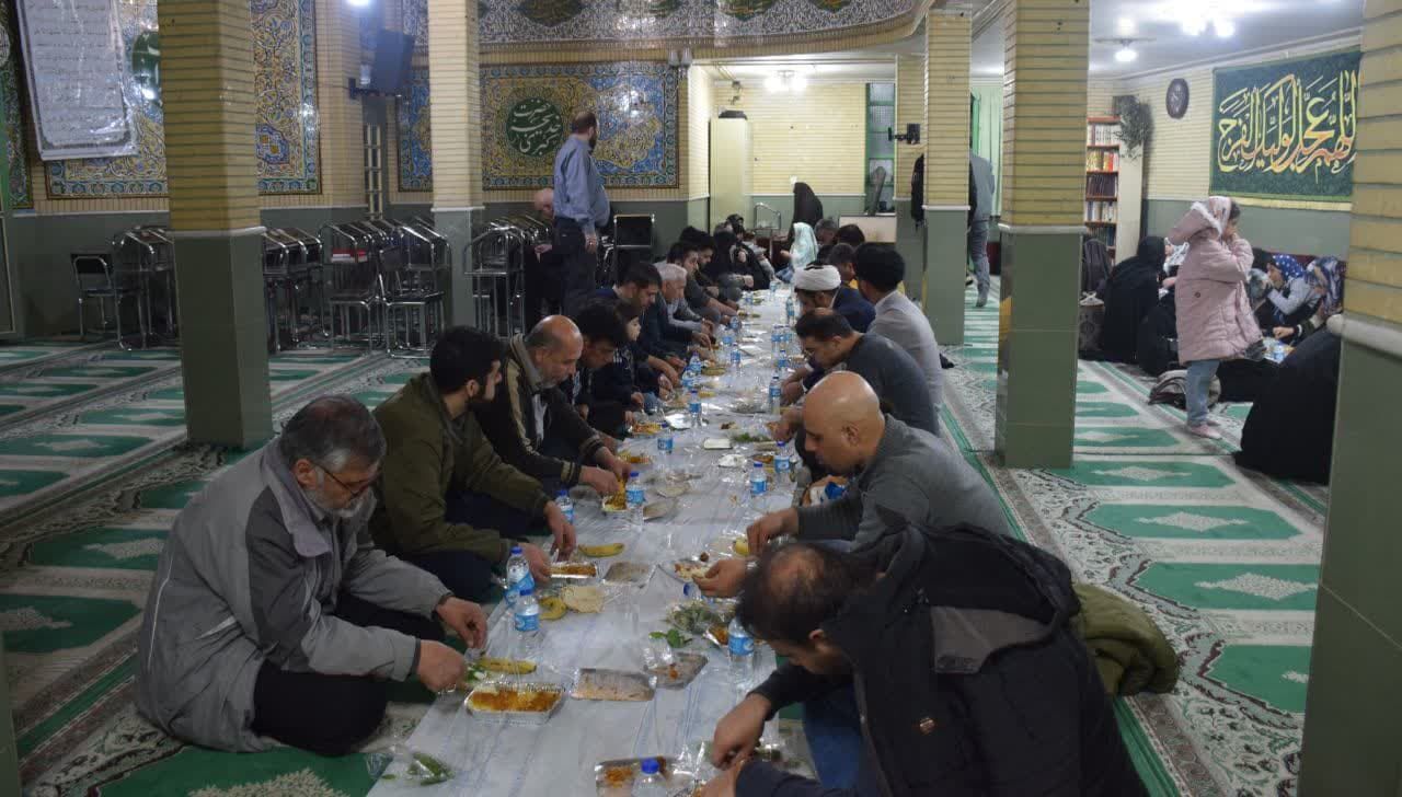 برپایی سفرههای ساده افطاری در مسجد سلمان فارسی کرمانشاه