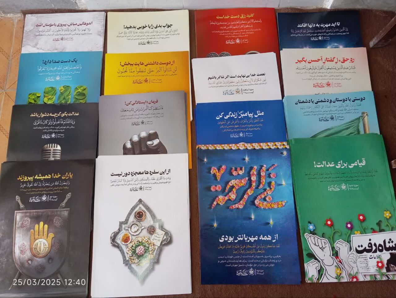 توزیع پوسترهای «زندگی با آیهها» در کمپ هلالاحمر دهگلان