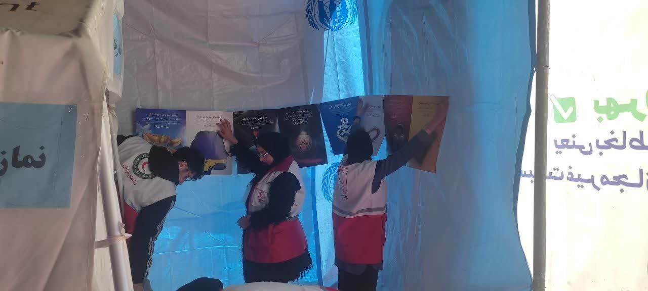 توزیع پوسترهای «زندگی با آیهها» در کمپ هلالاحمر دهگلان