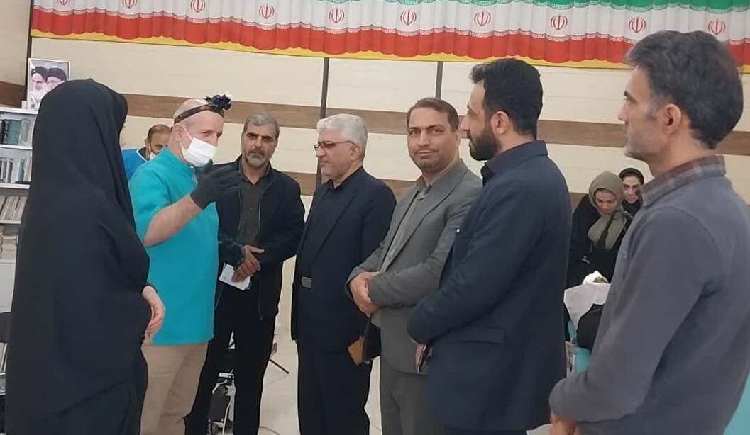 «سفیران محبت» لبخند را به چهره نیازمندان کویرات آران و بیدگل نشاندند