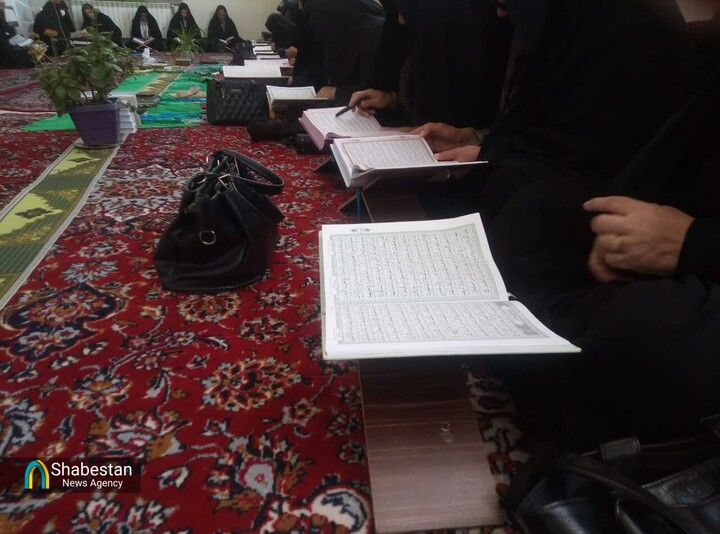 جزخوانی قرآن در خانه‌های نور؛ برپایی محافل رمضانی در منازل شهدا