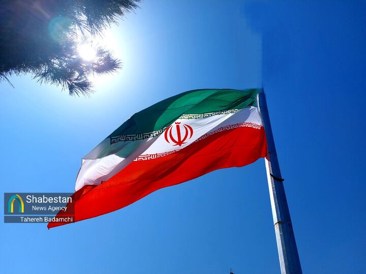 آماده‌سازی پرچم دست‌ساز ایران توسط دختران نوجوان کرمانی