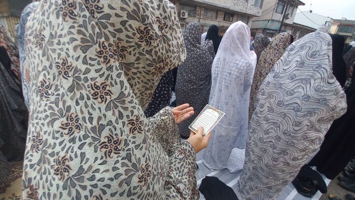 نماز مومنین سنگری در روز عید سعید فطر