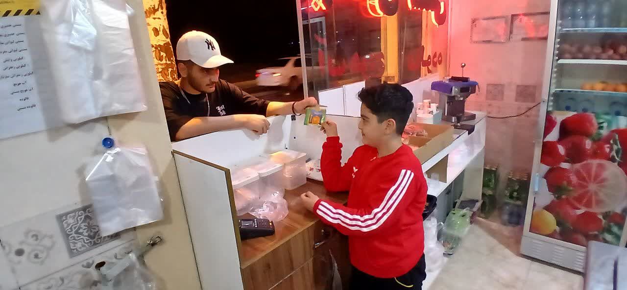 توزیع بستههای تبرکی امام رضایی و کیسههای زباله با هدف فرهنگسازی در روز طبیعت