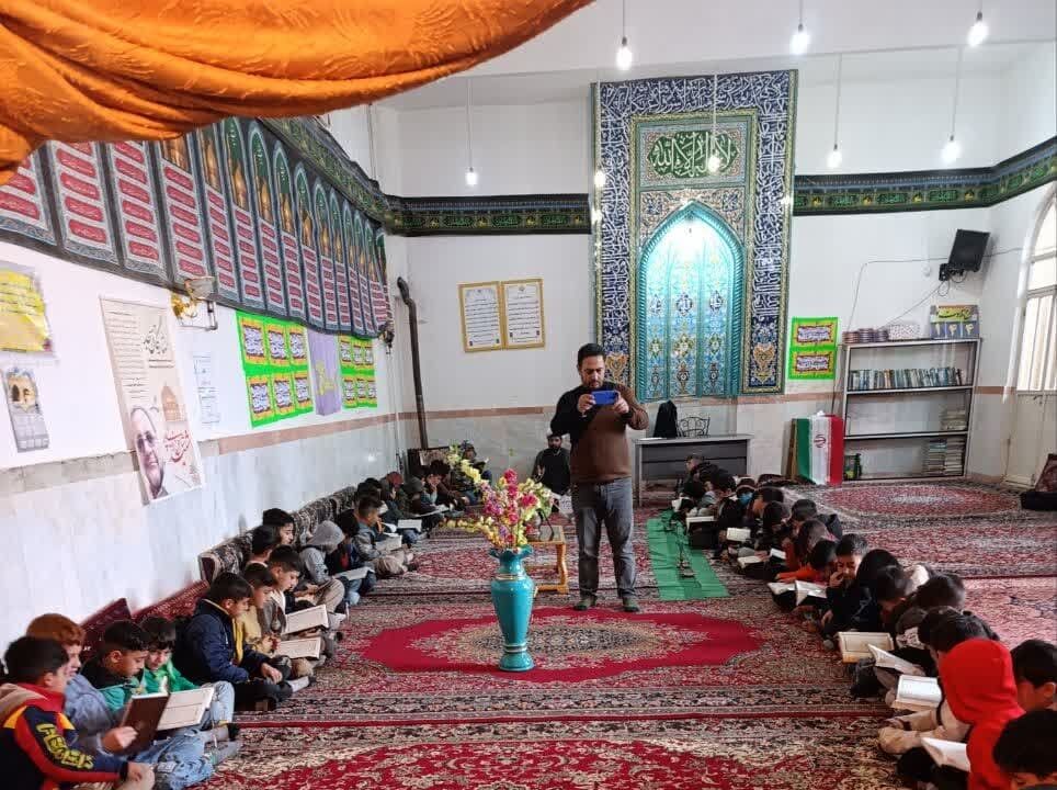 برپایی محفل قرآنی میتواند باعث پیوند عمیقتر میان نسل جوان و قرآن کریم باشد