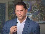 پس از اهانت به ۳ زن مسلمان / عذرخواهی علنی همسر نماینده سابق آمریکا در یک مسجد