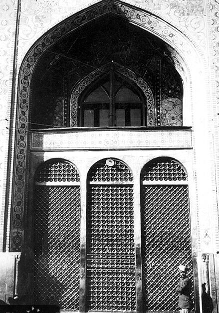 تصویری از دومین پنجره فولاد صحن عتیق 