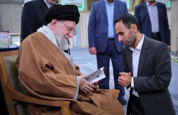 «شعر انقلابی» پیوندی میان هنر و سیاست