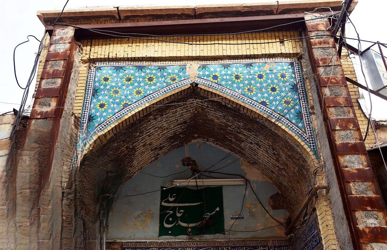 از سبوی شکسته تا ستونهای استوار مسجد؛ روایتی از حاج علی چکمهدوز و میراث جاودانش