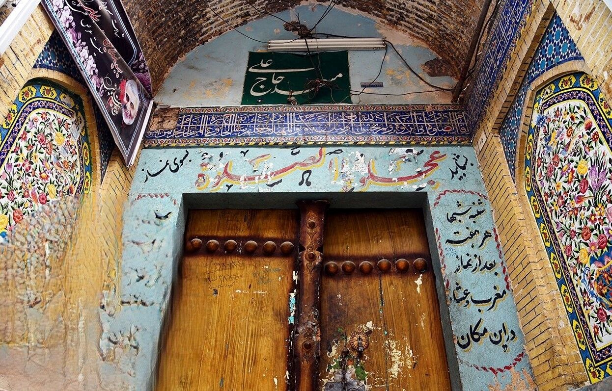 از سبوی شکسته تا ستونهای استوار مسجد؛ روایتی از حاج علی چکمهدوز و میراث جاودانش