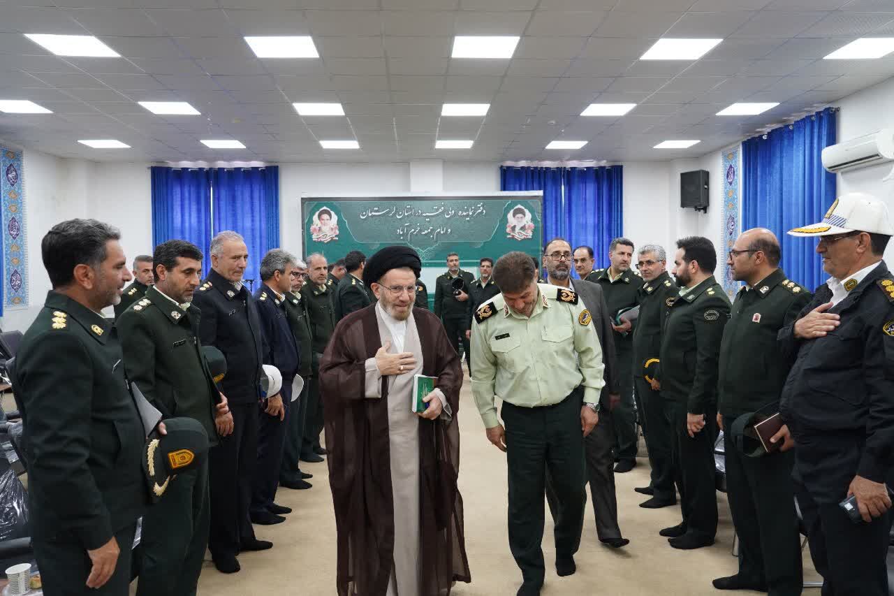 نیروی انتظامی حصار امن جامعه است