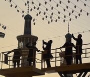 نصب ریسه‌ و چراغانی حرم مطهر امام رضا(ع) برای دهه کرامت