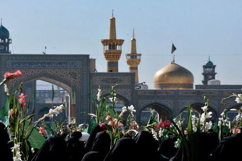 دختران مسجدی در «روز دختر» حرم رضوی را گلباران می‌کنند