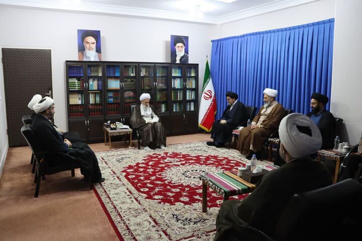 آبرو و سرمایه‌ اجتماعی لباس روحانیت برای همه ما خط قرمز باشد