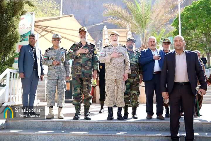 لحظاتی از حضور رئیس هیئت معارف جنگ شهید سپهبد صیاد شیرازی در گلزار شهدای کرمان