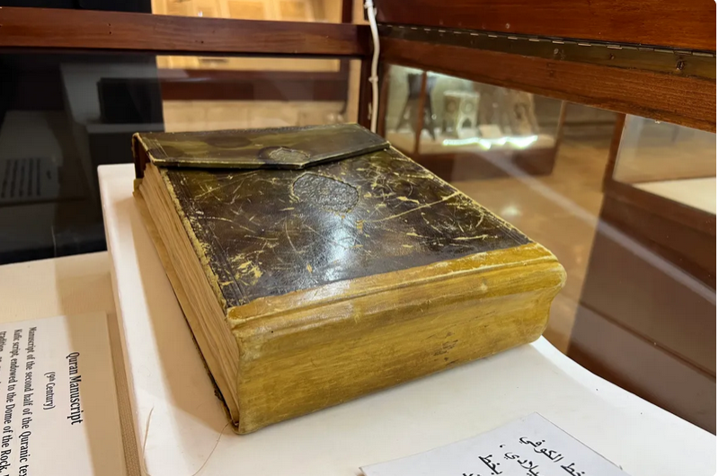 نسخه کمیاب قرآن کوفی در مسجد الاقصی نوشته شده بر پوست غزال