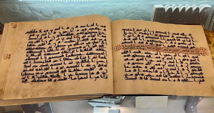 نسخه کمیاب قرآن کوفی در مسجد الاقصی نوشته شده بر پوست غزال